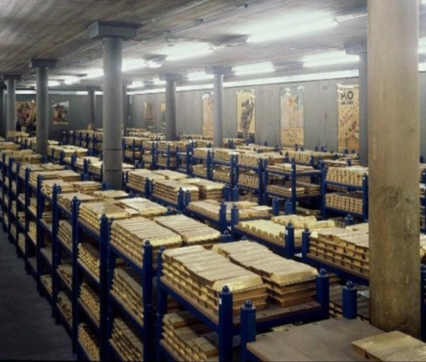 How did France, without a single goldmine become the world's 4th gold reserve?